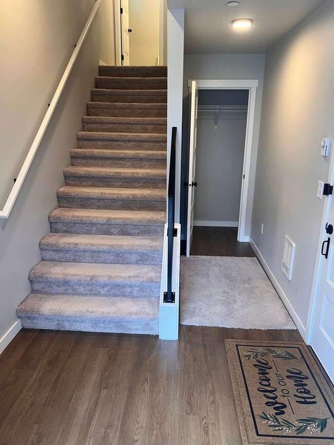 Building Photo - Modern 3-Bedroom Condo in the Heart of Lyn...