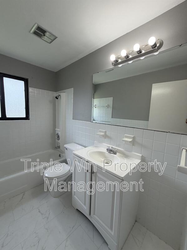 Building Photo - 10319 Varnum Dr