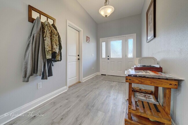 Building Photo - "Charming 3-Bedroom Oasis with 2 Baths and...