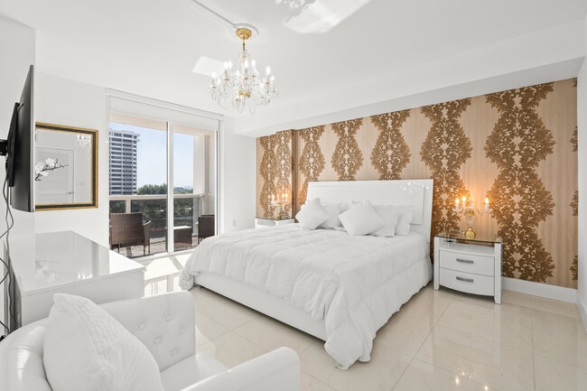 Building Photo - 10275 Collins Ave