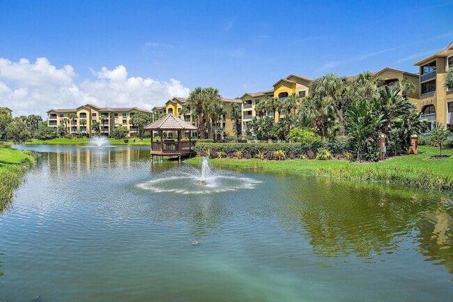 Building Photo - 700 Uno Lago Dr