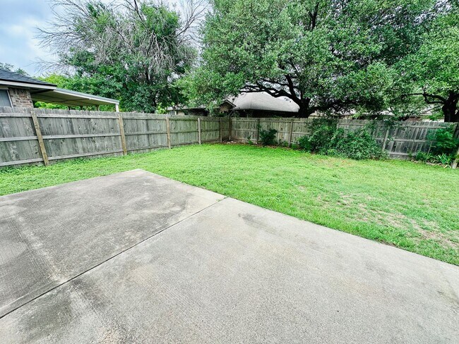 Building Photo - Awesome 3 Bed 2 Bath! Large Texas size home