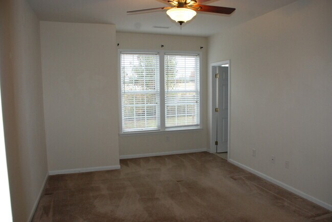 Building Photo - Well Maintained Townhome in Colonial Heritage in Williamsburg