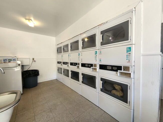 Building Photo - 1 Bedroom 1 Bath Remodeled Condo Available...