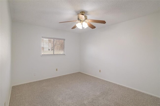 Building Photo - 4500 Sarasota Dr