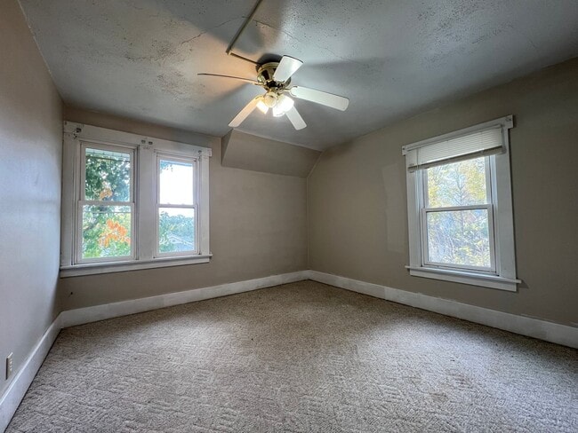 Building Photo - Spacious 3+ bedroom house with detached garage