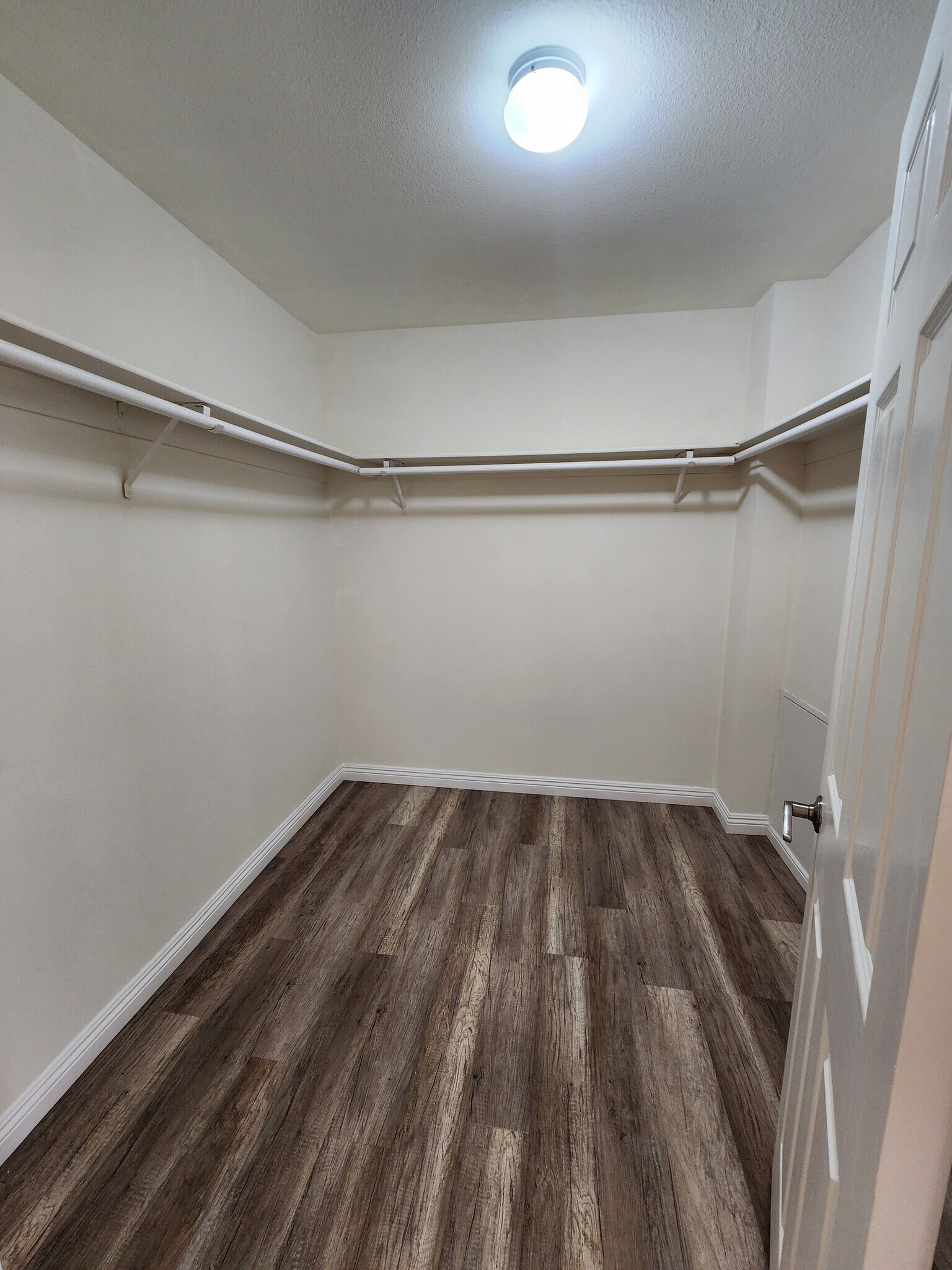 Building Photo - 420 Riverdale Dr