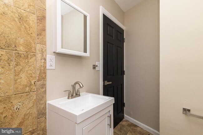 Building Photo - 217 Parkinson Ave