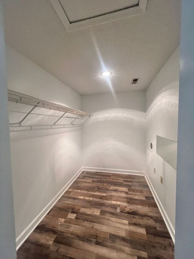Building Photo - Freshly paint! No Carpet! Barn/Garage! Fir...