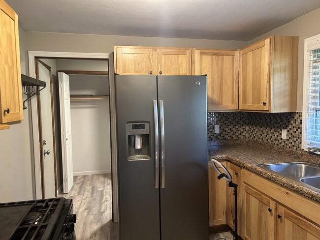 Building Photo - 2191 Packerland Dr
