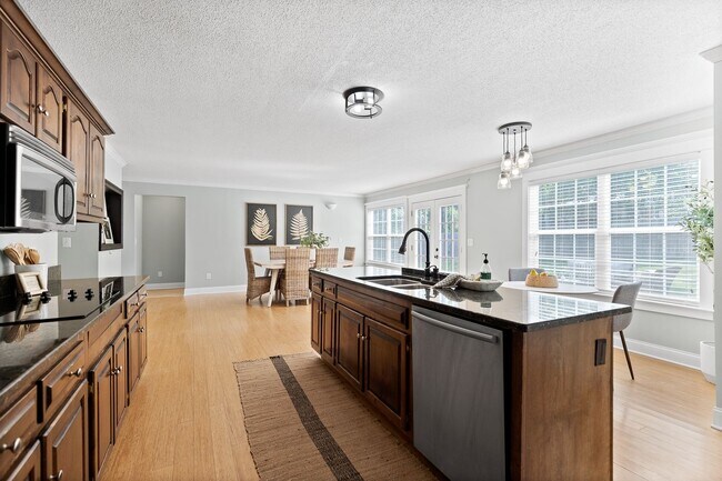 Building Photo - Beautiful 4 bedroom 2.5 bath home with lawncare, internet and security system included in rent