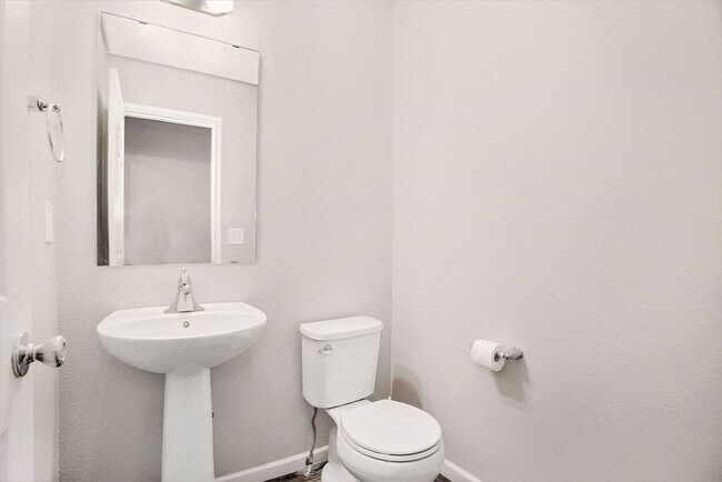 Building Photo - Immediate Occupancy Available!