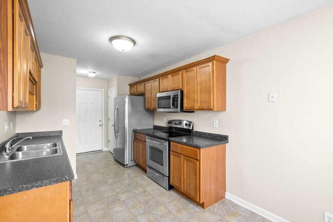 Building Photo - Pet Friendly Three Bedroom with Bonus!