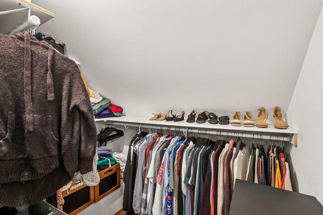 Building Photo - 3040 Hampshire Ave S