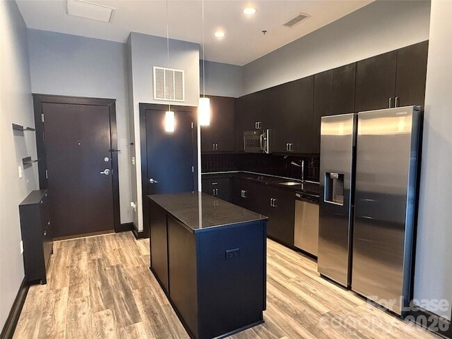 Building Photo - 333 W Trade St