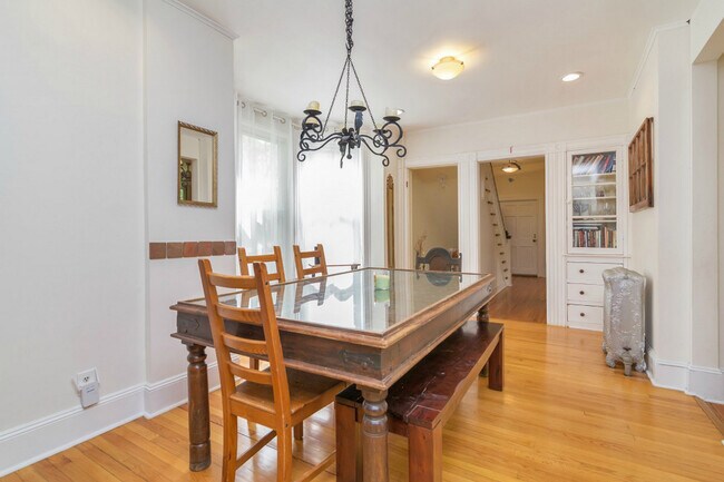 Building Photo - 48 Stelfox St