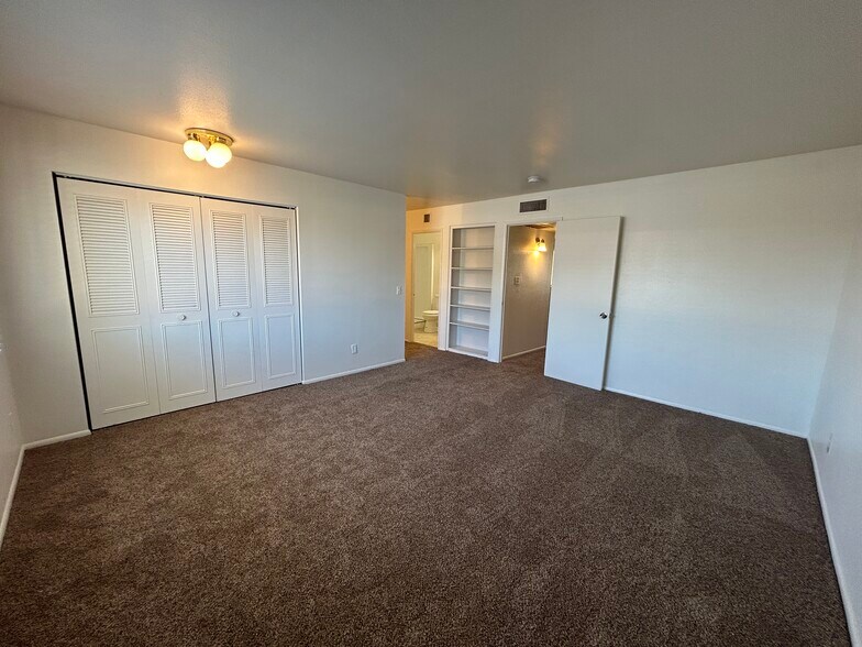 Building Photo - 5744 N 44th Ave