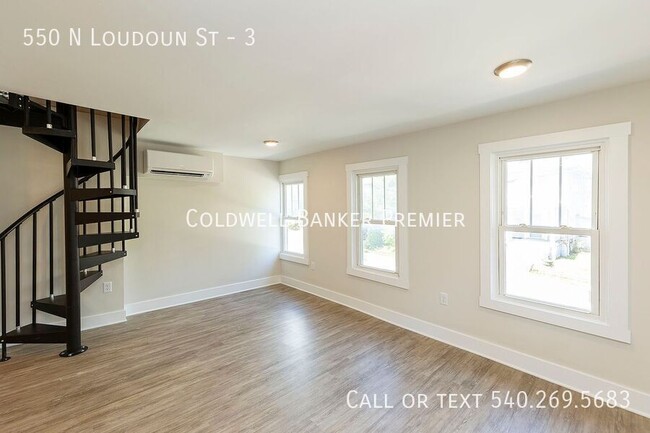 Building Photo - Beautifully Renovated Apartment in Winches...