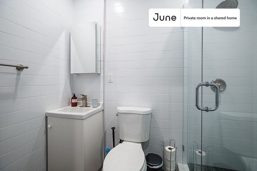 Building Photo - Private bedroom in 3 bed/2 bath Home