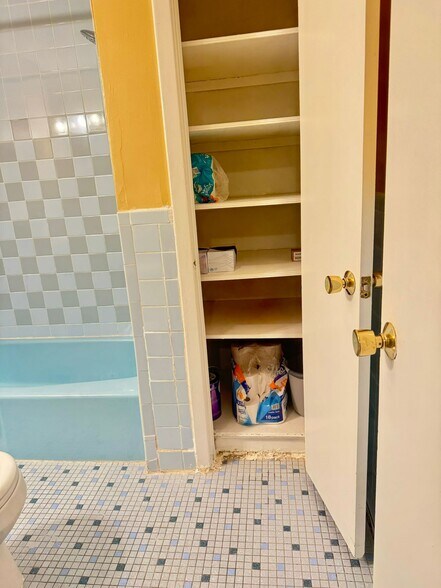 Building Photo - 32 Whites Ave