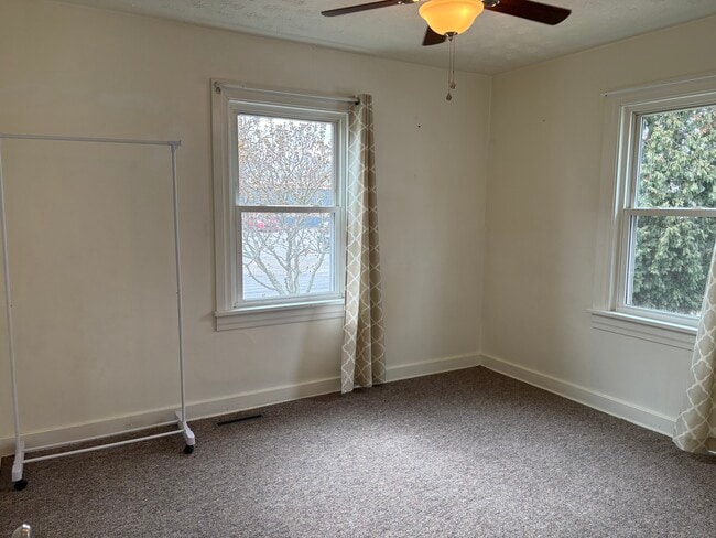 Building Photo - 104 W Buckingham Ave