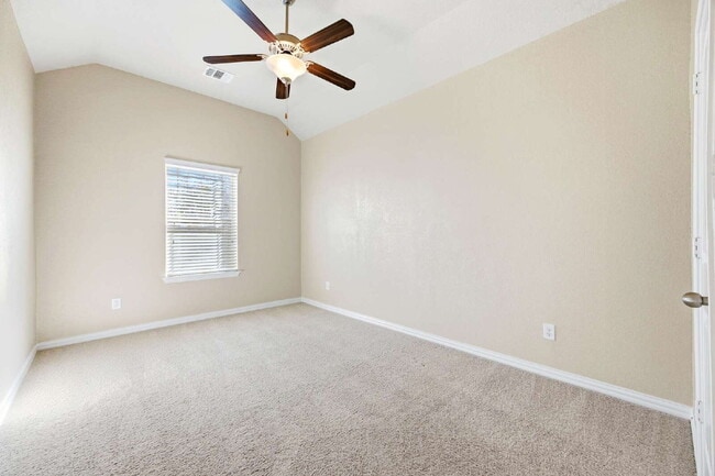 Building Photo - Spacious 4 bed 2.5 bath home available for rent