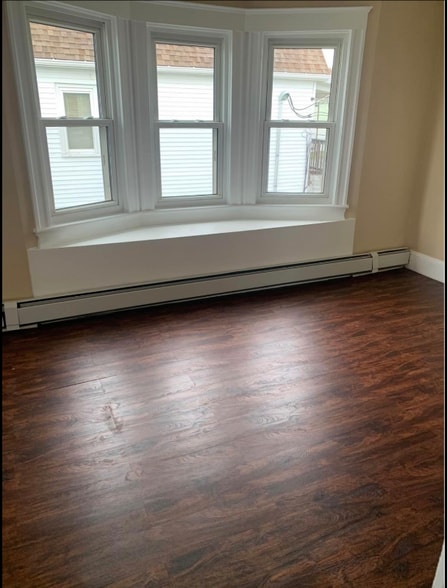 Building Photo - 382 E Grove St