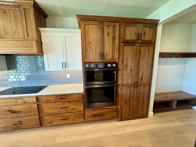 Building Photo - Beautiful Modern 5 Bedroom Furnished Home!!