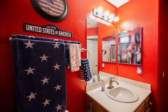 Building Photo - Beautiful 2 bedroom condo-North Las Vegas