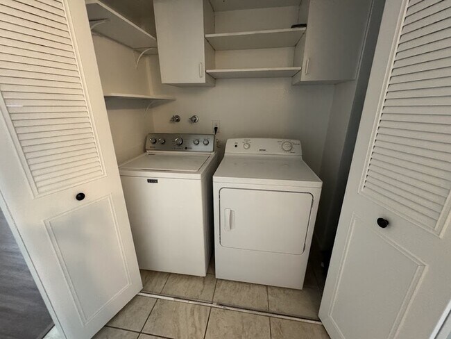 Building Photo - 6621 S La Rosa Dr
