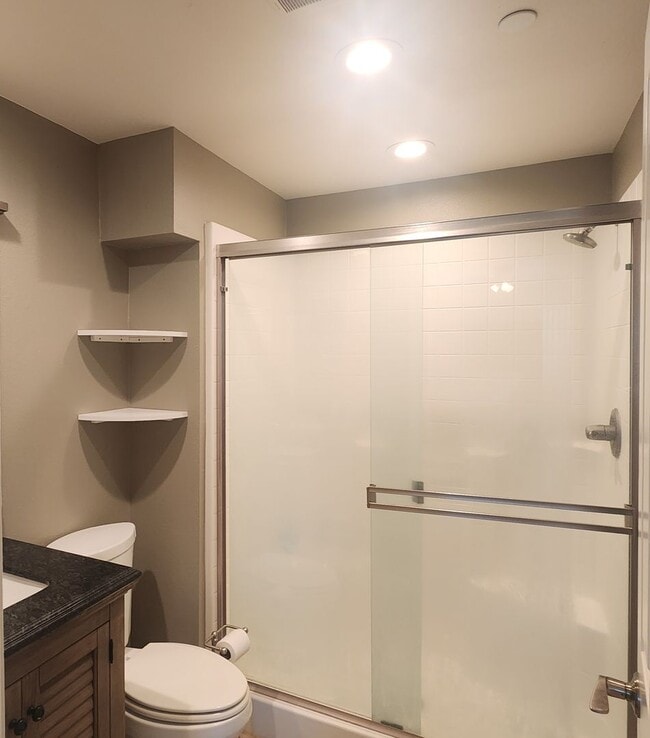 Building Photo - Modern 3 Bed, 3 Bath Living—Style, Comfort...