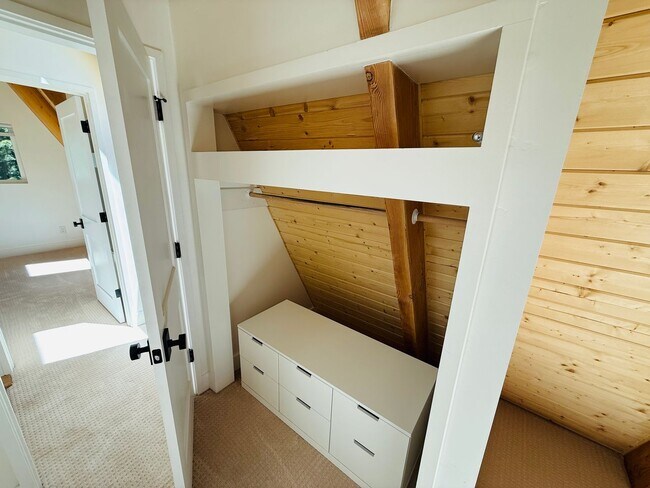 Building Photo - 3 bed 2 bath home for rent in South Lake Tahoe
