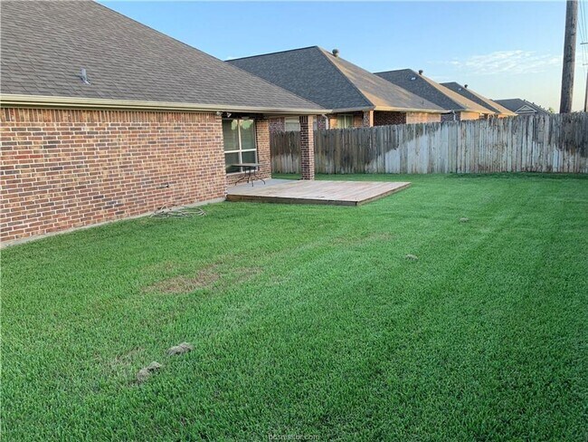 Building Photo - Beautifully 4 bedroom, 3 bathroom house wi...
