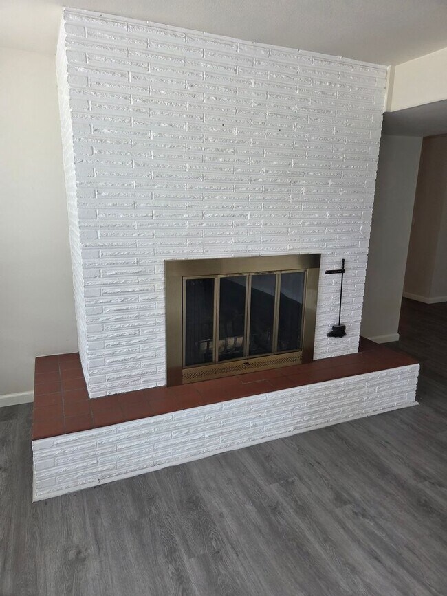 Building Photo - 4 Bed 2 Bath Golf Course Living