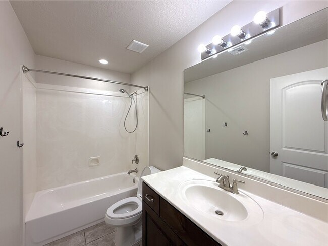 Building Photo - 505 E Ruby Pl