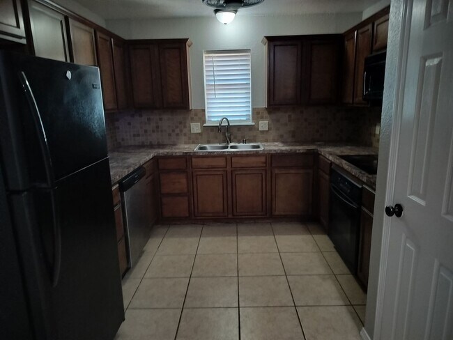 Building Photo - 3 Bedroom, 1 bathroom house in Edmond, OK with central heat and air