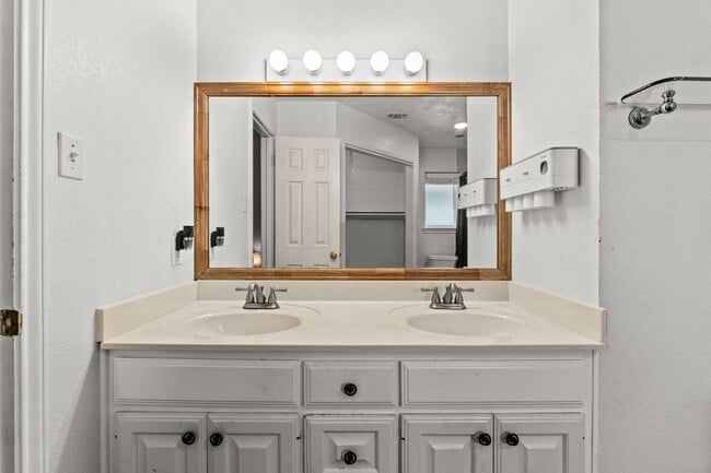 Building Photo - Cute & Cozy 3 Bdrm 2 Bath