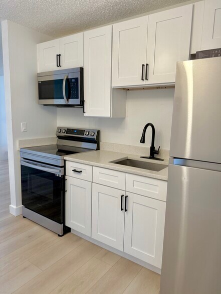 Building Photo - 1684 Martin St