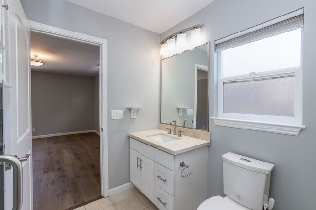 Building Photo - 4 Bed / 2 Bath Updated Redwood City Home w...