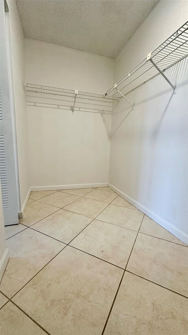 Building Photo - 200 Leslie Dr