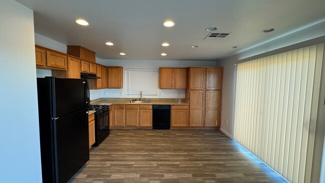 Building Photo - SW 2 story 4 bdrm Large yard