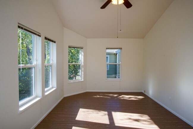 Building Photo - $250 OFF!! Lair Hill-Spacious & Updated 2-...