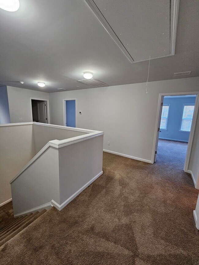 Building Photo - Spacious Two-Story Living on a Premium Lot...