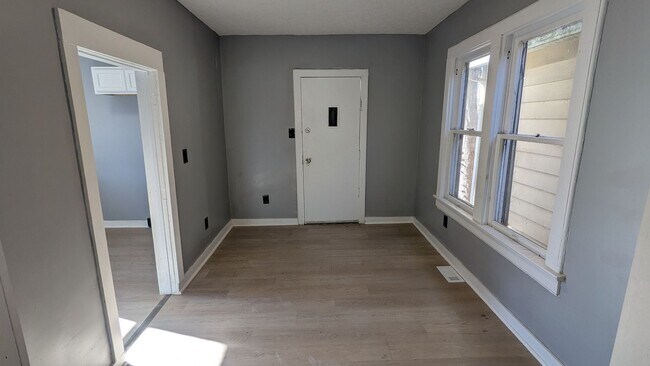 Building Photo - Welcome to your charming home located in the vibrant city of Akron