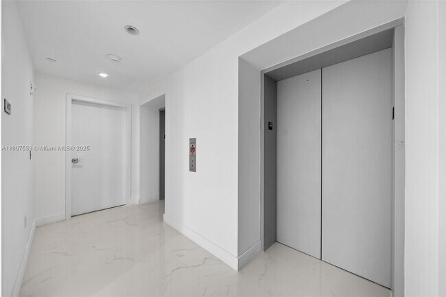 Building Photo - 700 NE 24th St