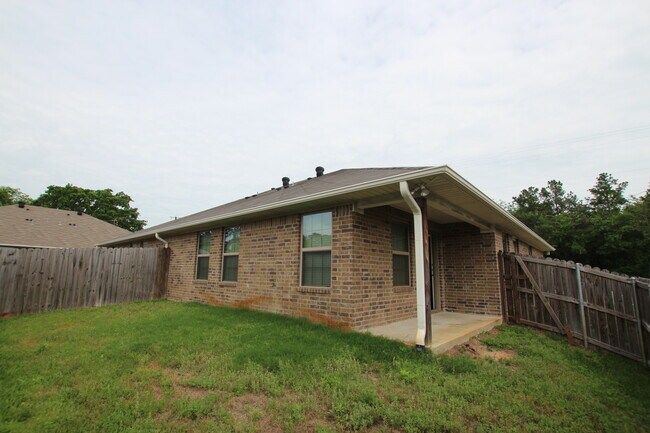 Building Photo - 2538-2538 Westminster Dr
