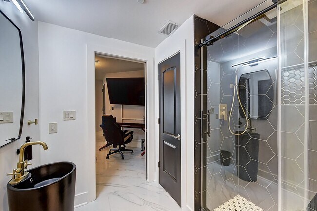 Building Photo - Modern High End Luxury Condo in Uptown Charlotte