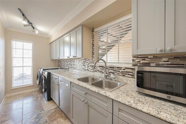 Building Photo - 12550 Whittington Dr