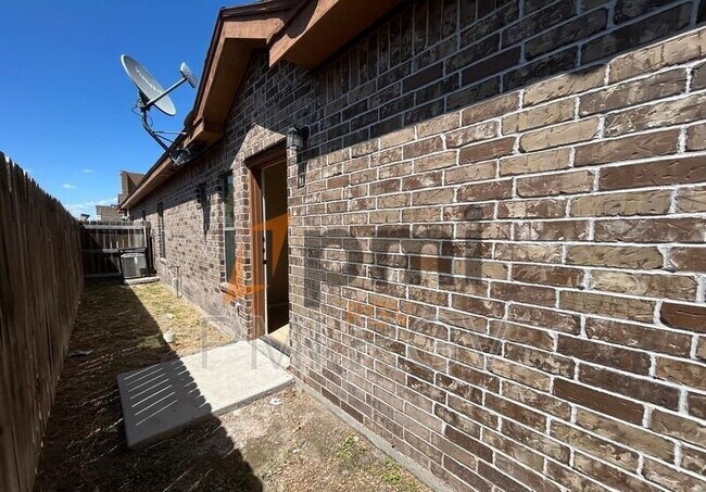 Building Photo - 2708 W Primrose Ave