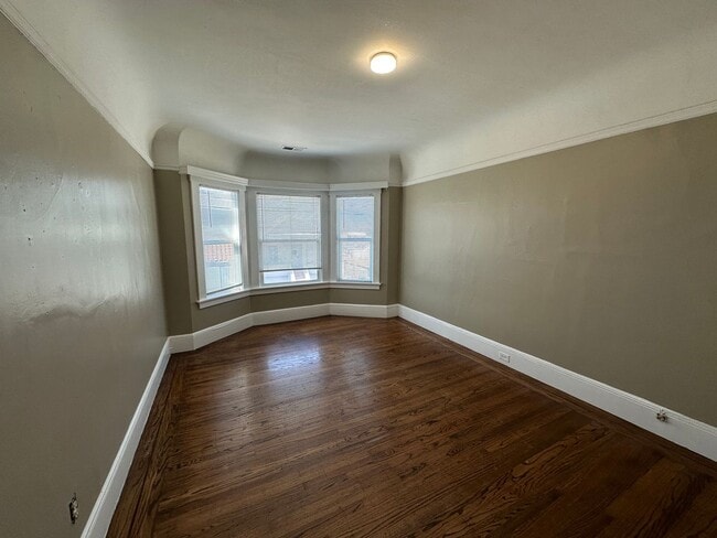 Building Photo - Rare 4BR Upstairs Gem – Light-Filled & Ove...